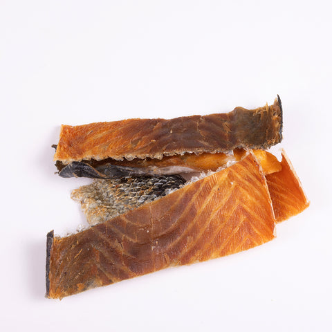 Tiras Crocantes Pele Salmão com pedaços extra de carne salmão 🐠 Muito ricas em Ómegas 3 e 6! Puro óleo de salmão